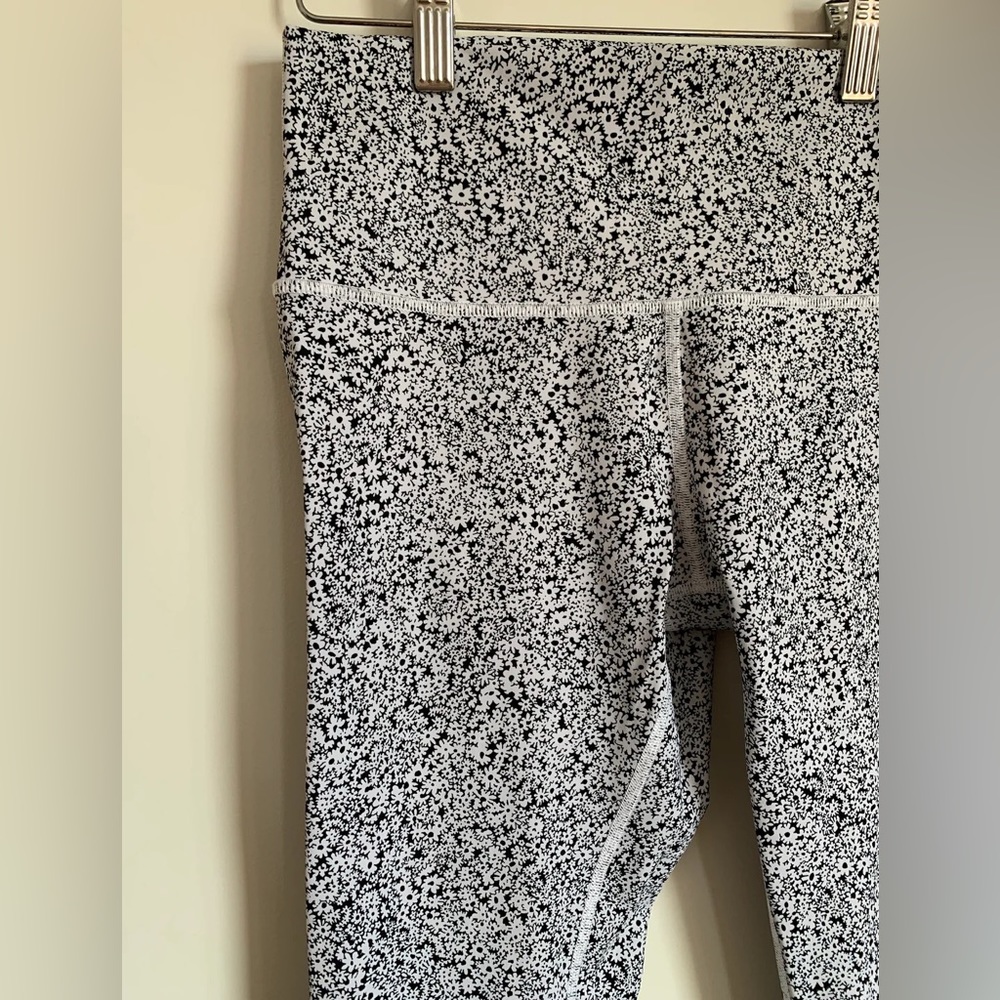 DITSY DAISY WHITE BLACK LULULEMON WUNDER UNDER CROP HI-RISE FULL-ON LUXTREME 21"